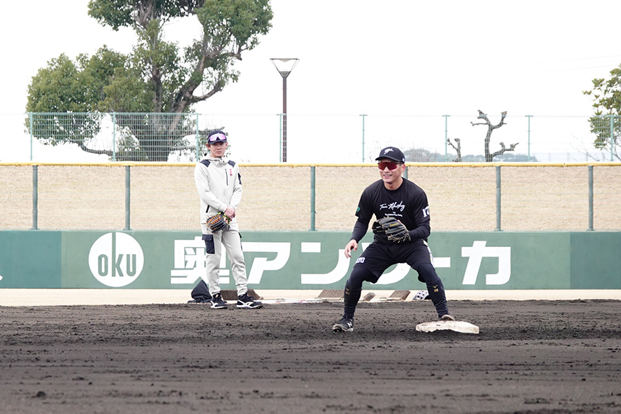 ノックを後ろから見つめる牧原大成（左）【写真：竹村岳】