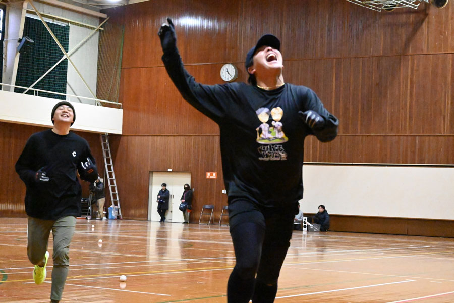 シャトルランで兄の晃（左）に勝ち、喜ぶ堅斗【写真：長濱幸治】