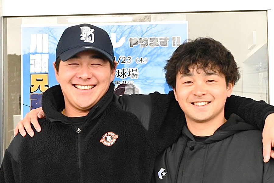 兄弟で肩を組み合う弟のオリックス・川瀬堅斗（左）と、兄の川瀬晃【写真：長濱幸治】