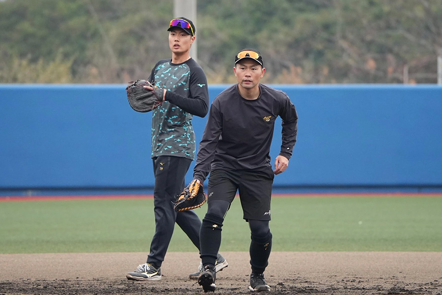 自主トレを公開した中村晃（右）と渡邉陸【写真：冨田成美】