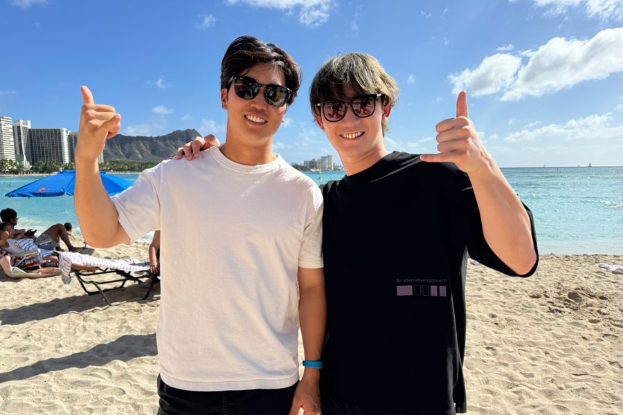 ハワイのビーチでアロハポーズをする廣瀬隆太（左）と正木智也【提供写真：西田哲朗広報】