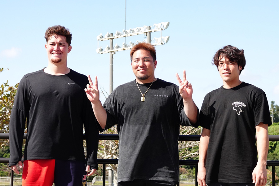 自主トレを公開したリチャード、山川穂高、西武・山野辺翔（左から）【写真：竹村岳】