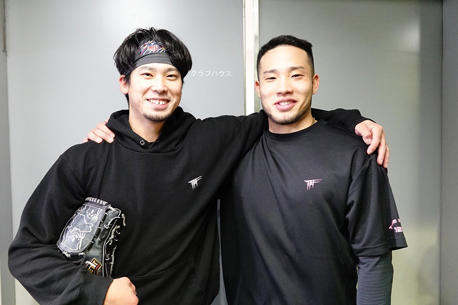 尾形崇斗（左）と宮里優吾の仲良しショット【写真：竹村岳】