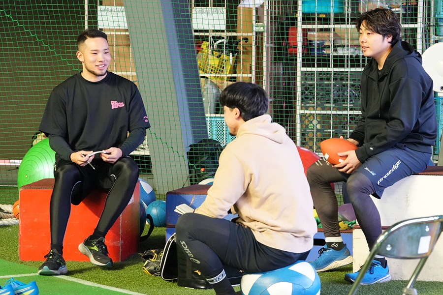 自主トレ中に話す宮里優吾、尾形崇斗、松本裕樹（左から）【写真：冨田成美】