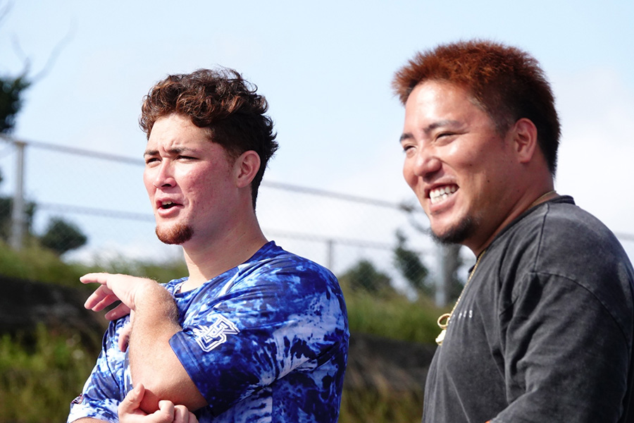 自主トレを公開したリチャード（左）と山川穂高【写真：竹村岳】