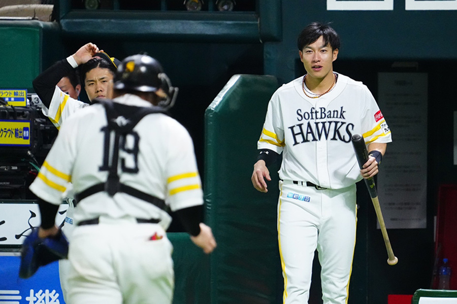 柳田悠岐（右）と甲斐拓也【写真：荒川祐史】