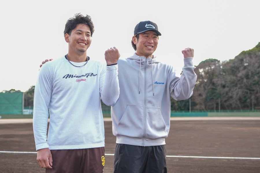 栗原陵矢（左）と川村友斗【写真：冨田成美】