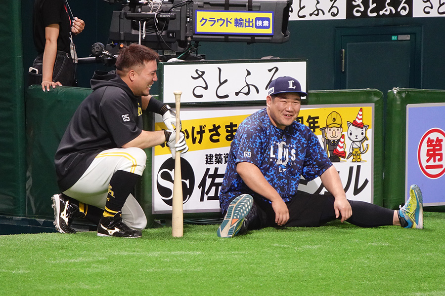 山川穂高（左）と西武・中村剛也【写真：竹村岳】