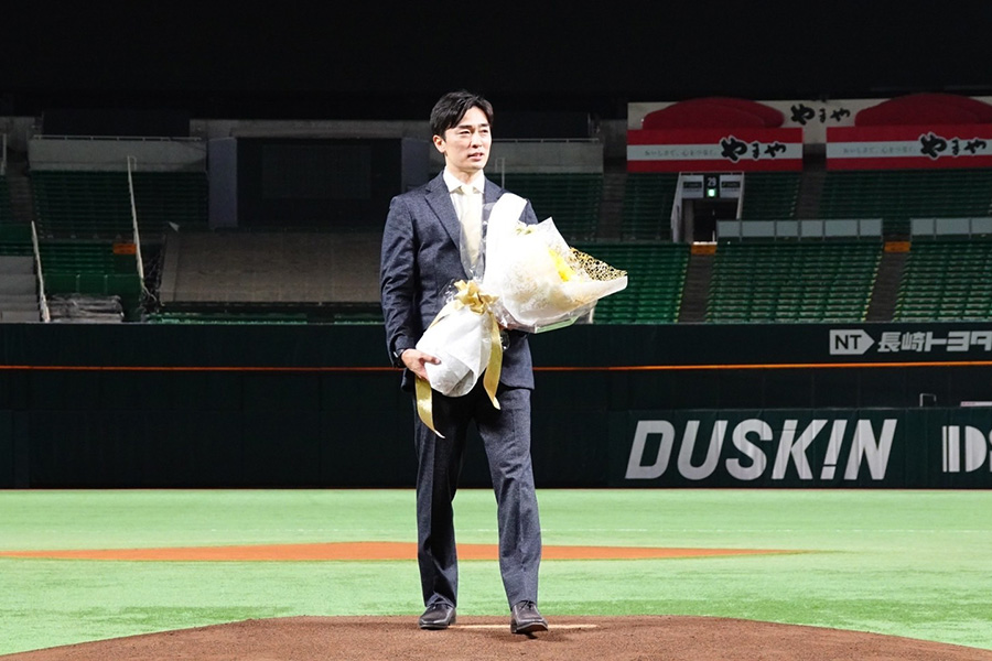 引退会見を終え、みずほPayPayドームのグラウンドに姿を見せた和田毅さん【写真：竹村岳】