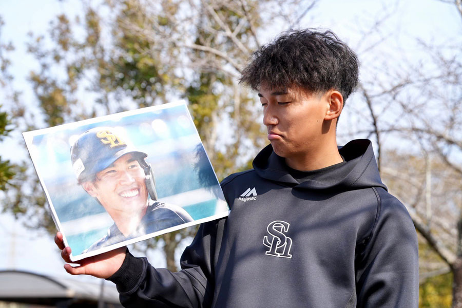 薄目で廣瀬隆太の写真を見つめる前田悠伍【写真：冨田成美】