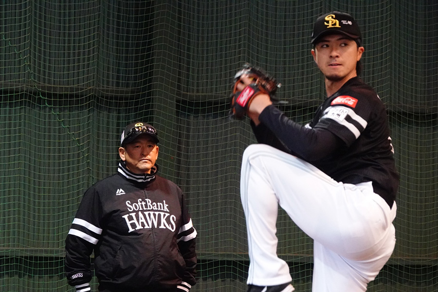 プルペン入りした上沢直之（右）と見つめる倉野信次コーチ【写真：竹村岳】