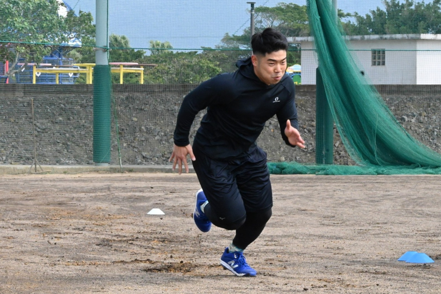 練習に励む近藤健介【写真：長濱幸治】