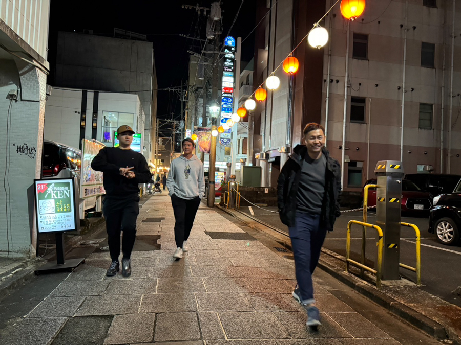 街中を歩く谷川原健太、柳町達と中村晃（左から）【写真提供：西田哲朗広報】