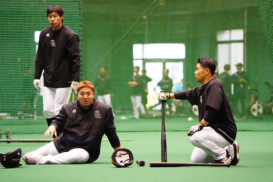 柳田悠岐、山川穂高、近藤健介（左から）【写真：冨田成美】