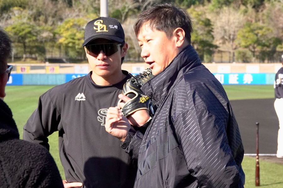 柳田悠岐（左）と再会した李大浩氏【写真：川村虎大】