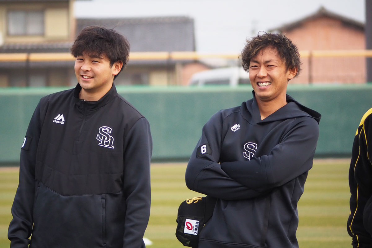 リハビリ組に合流した川瀬晃（左）と今宮健太【写真：上杉あずさ】