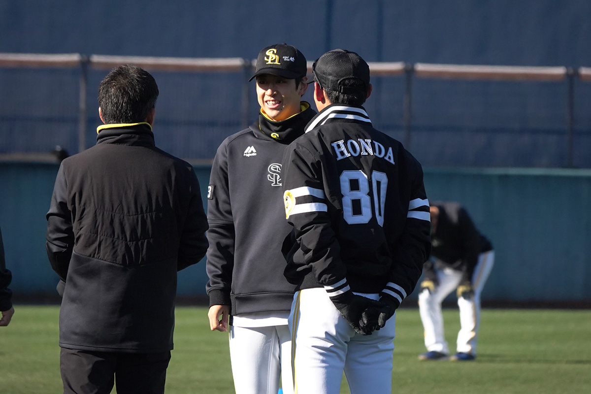 チームに合流し、首脳陣に笑顔で報告した大山凌【写真：竹村岳】