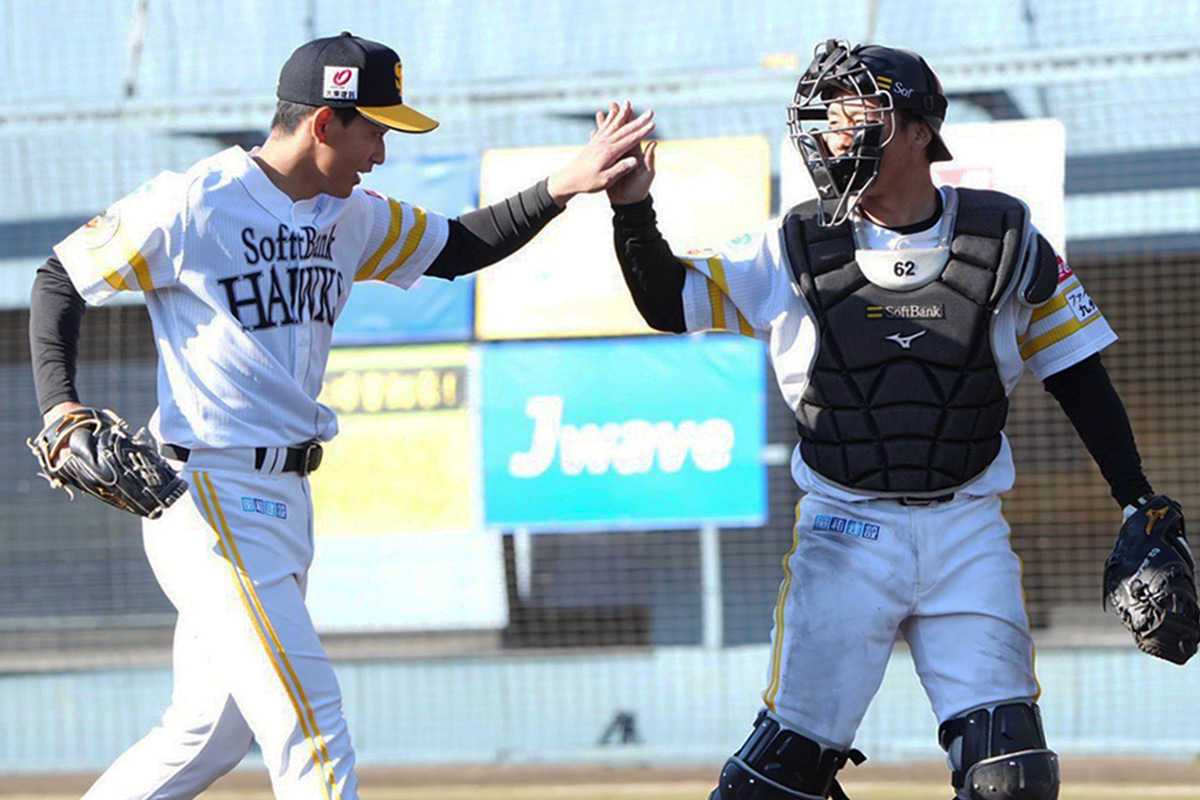 練習試合でバッテリーを組んだ前田悠伍（左）と海野隆司【写真：冨田成美】