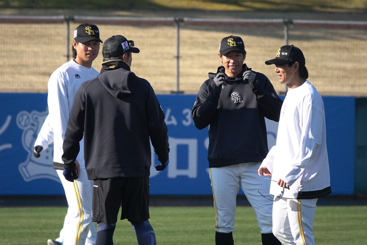 小久保裕紀監督に挨拶へ行く選手たち【写真：竹村岳】