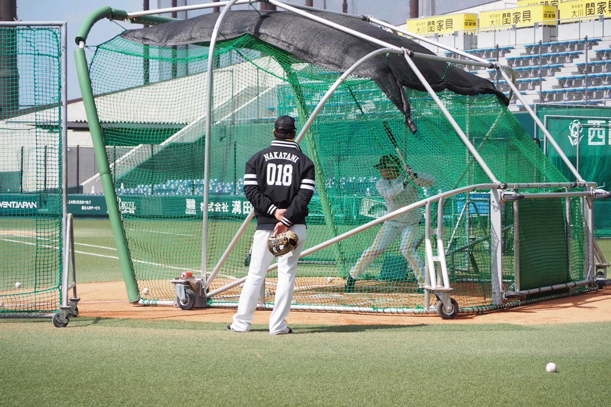 中谷将大リハビリ担当コーチ（野手）に見守られながらフリー打撃を行う生海【写真：上杉あずさ】