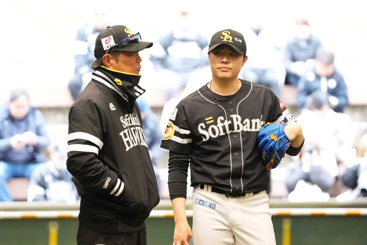 小久保裕紀監督（左）と松本裕樹【写真：冨田成美】