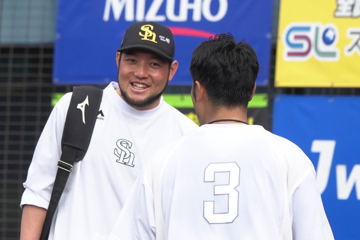 菊池拓斗R&Dグループスキルコーチ（打撃）と近藤健介〔手前〕【写真：竹村岳】