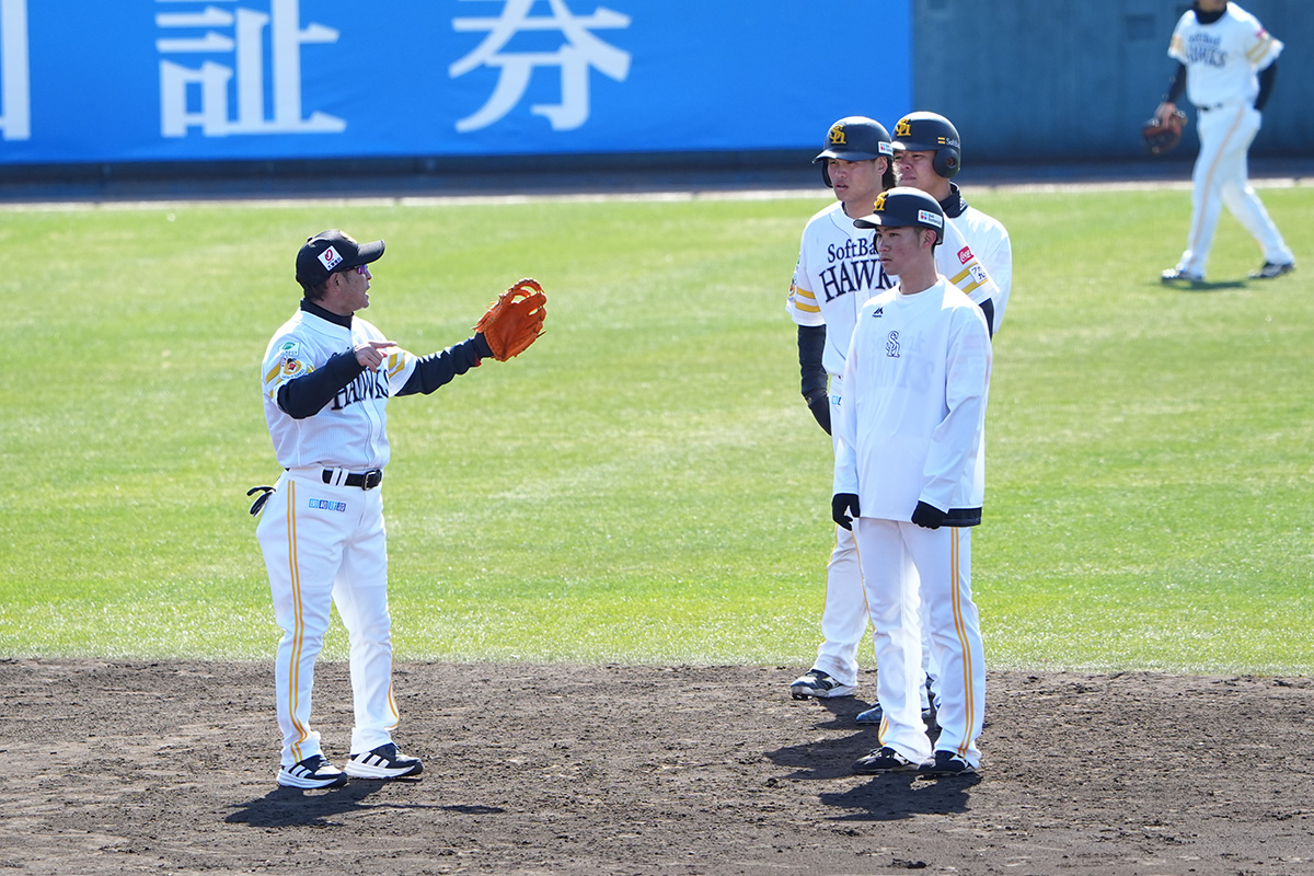 熱心に指導を行う奈良原浩ヘッドコーチ（左）【写真：冨田成美】