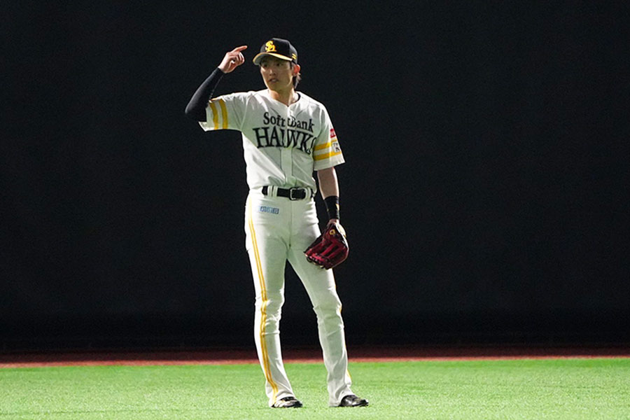 中堅の守備位置につく周東佑京【写真：冨田成美】