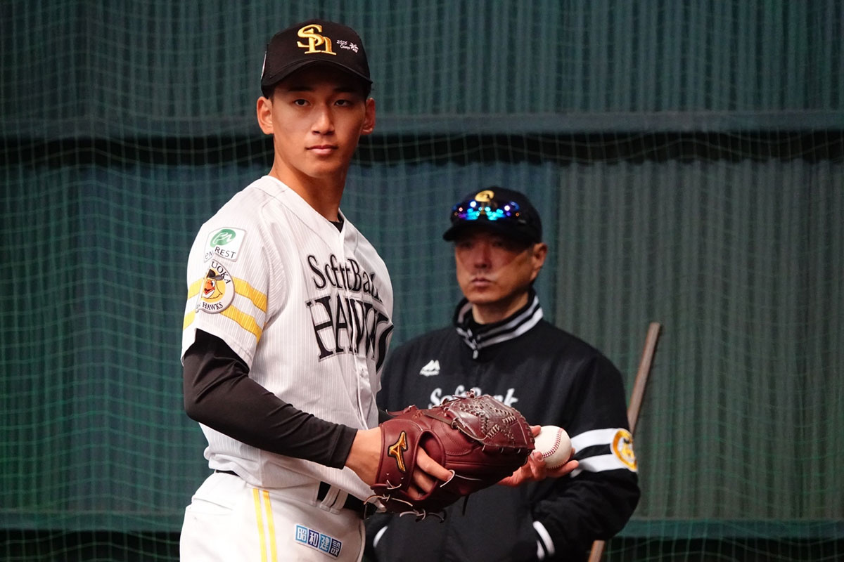 前田悠伍（左）と小久保裕紀監督【写真：竹村岳】