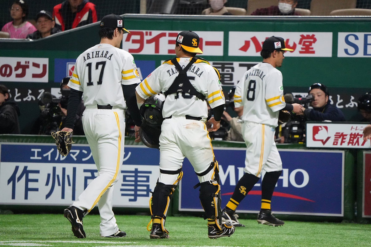 ベンチに向かう有原航平(左）と谷川原健太【写真：冨田成美】