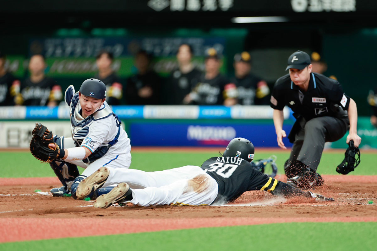 ヘッドスライディングで同点生還した佐藤直樹【写真：小池義弘】
