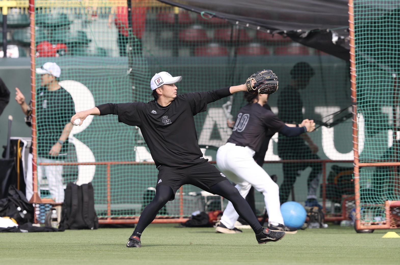 マツダスタジアムで練習を行う【写真：栗木一考】