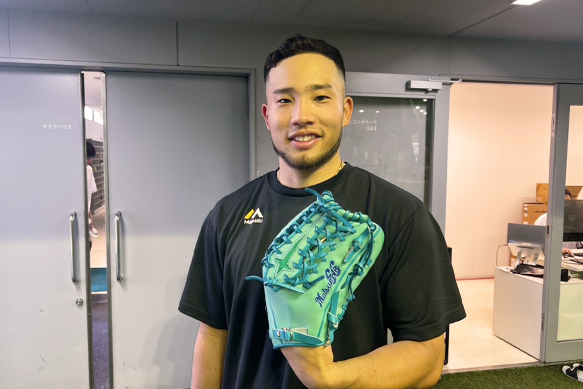 松本裕樹のグラブを手にする宮里優吾【写真：飯田航平】