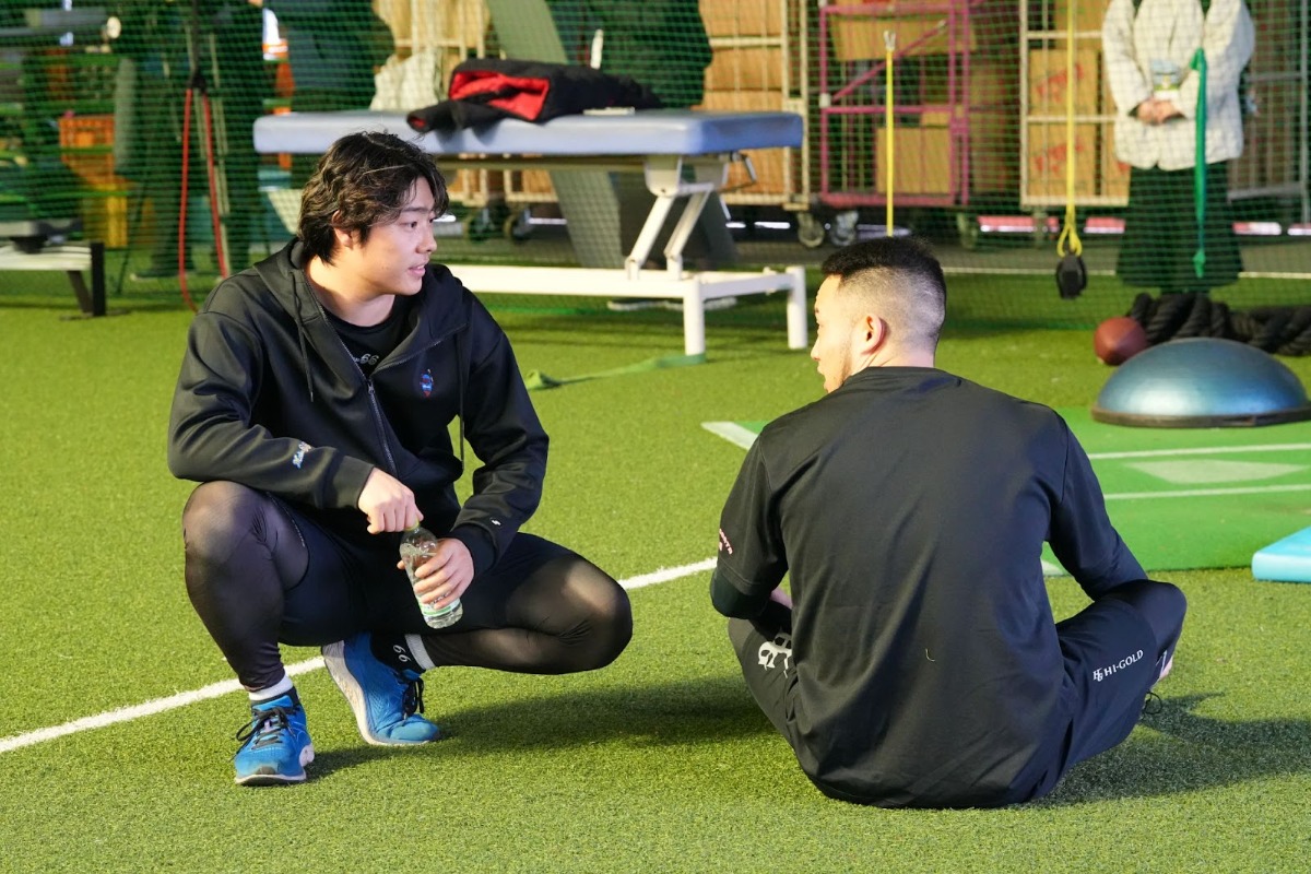 松本裕樹（左）と会話する宮里優吾【写真：冨田成美】