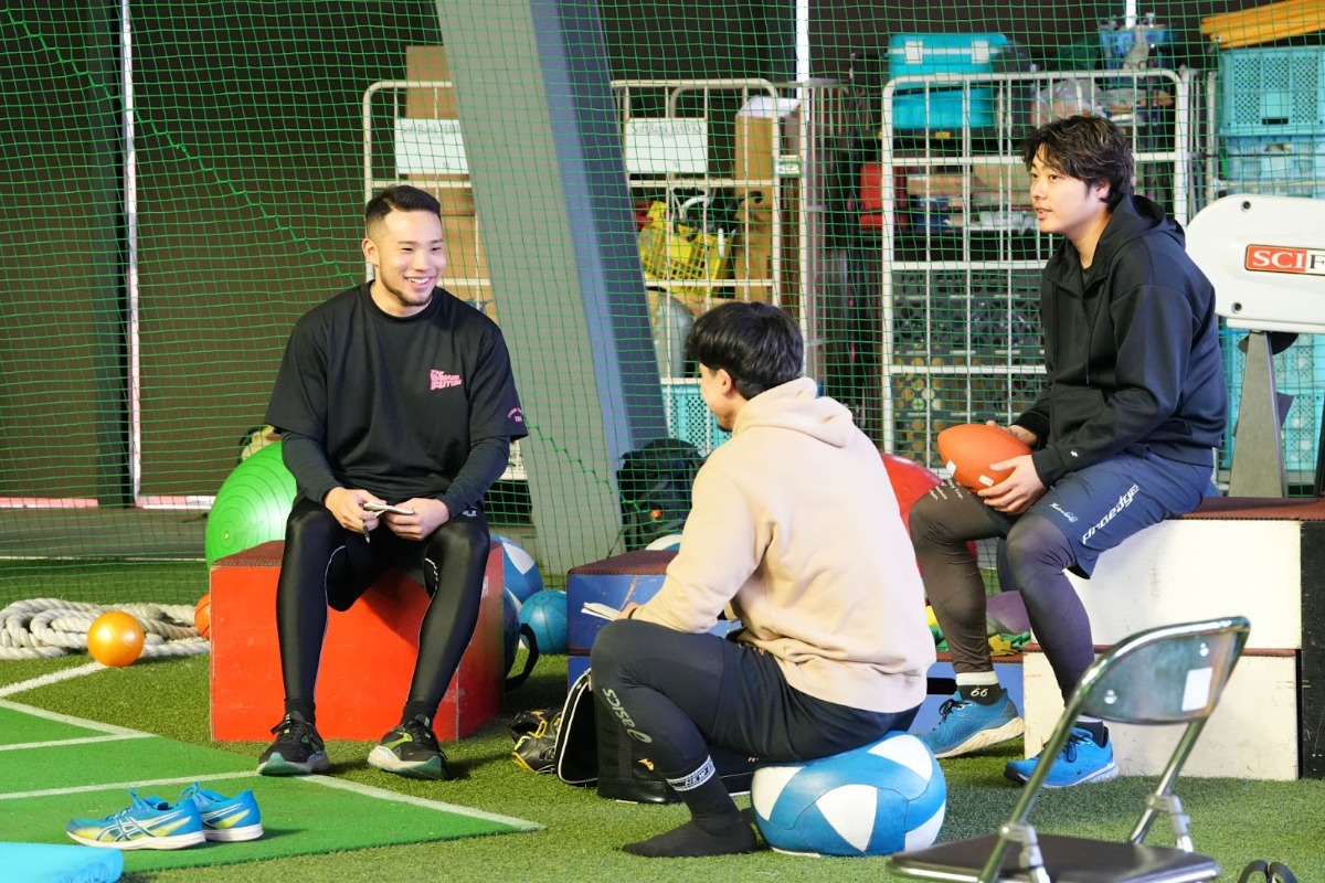 松本裕樹（右）、尾形崇斗（中央）と会話する宮里優吾【写真：冨田成美】