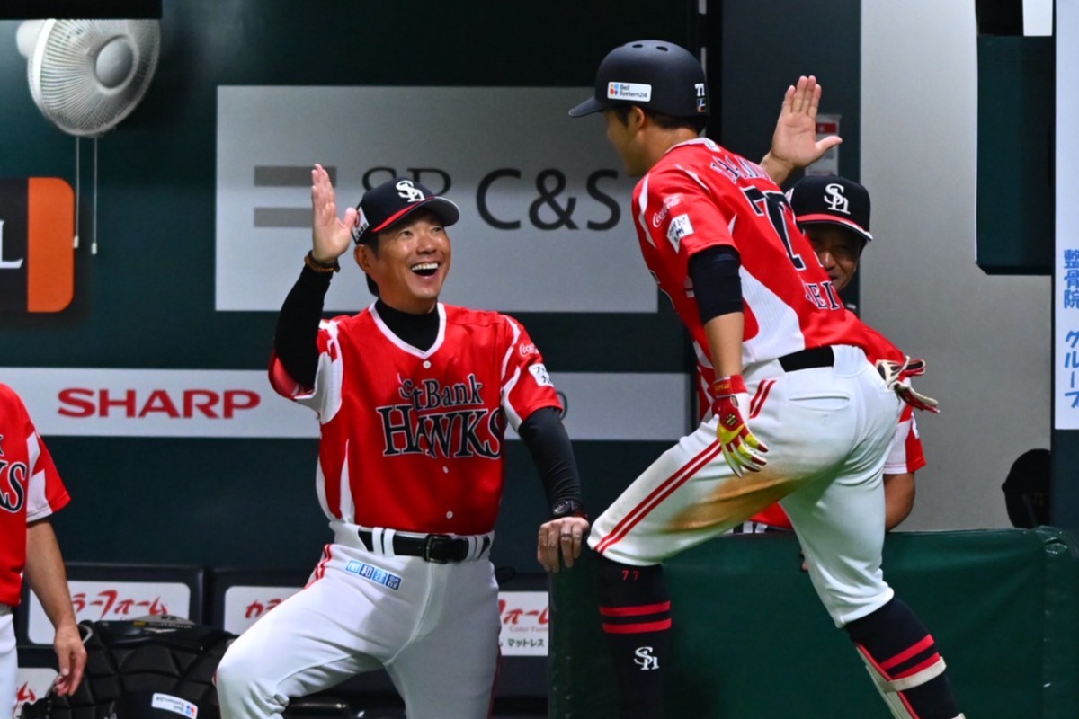 本塁打を放った山本恵大を笑顔で迎える小久保裕紀監督【写真：古川剛伊】