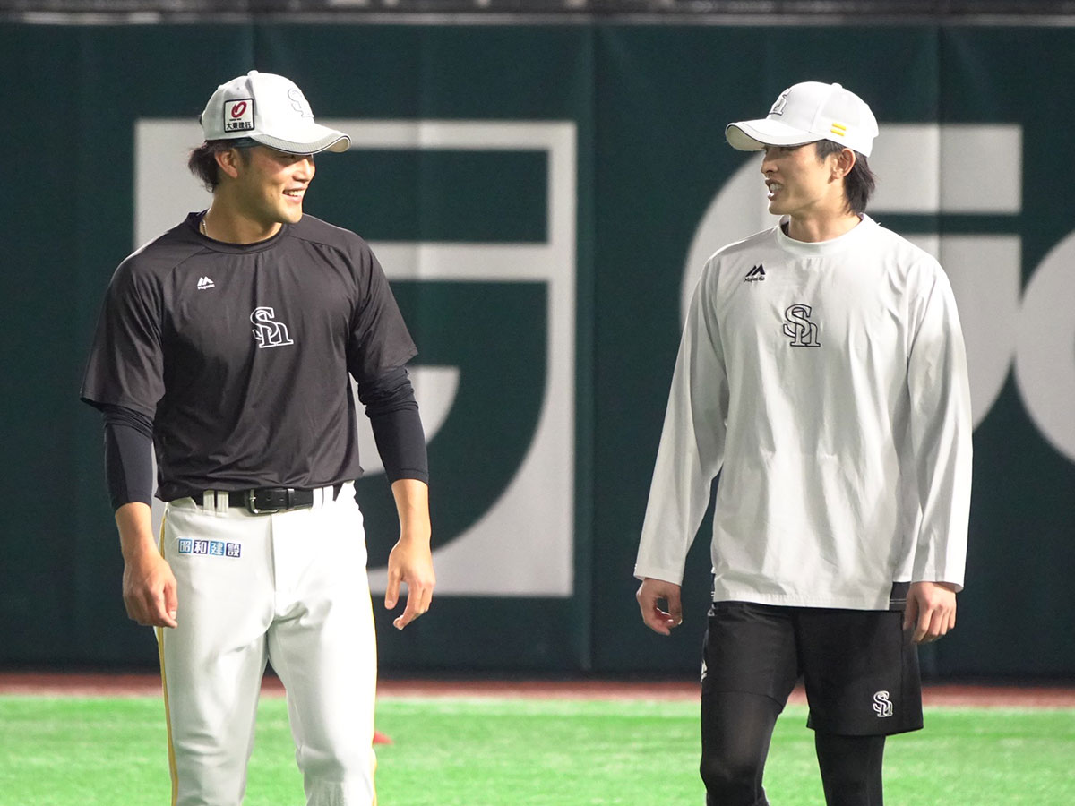 山本恵大（左）と周東佑京【写真：竹村岳】