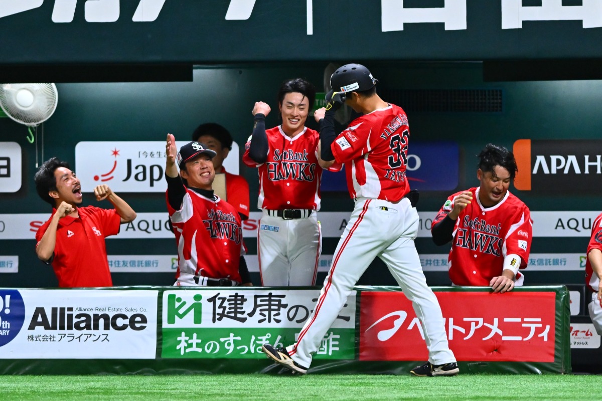 「マッスルポーズ」を決める周東佑京と柳町達【写真：古川剛伊】