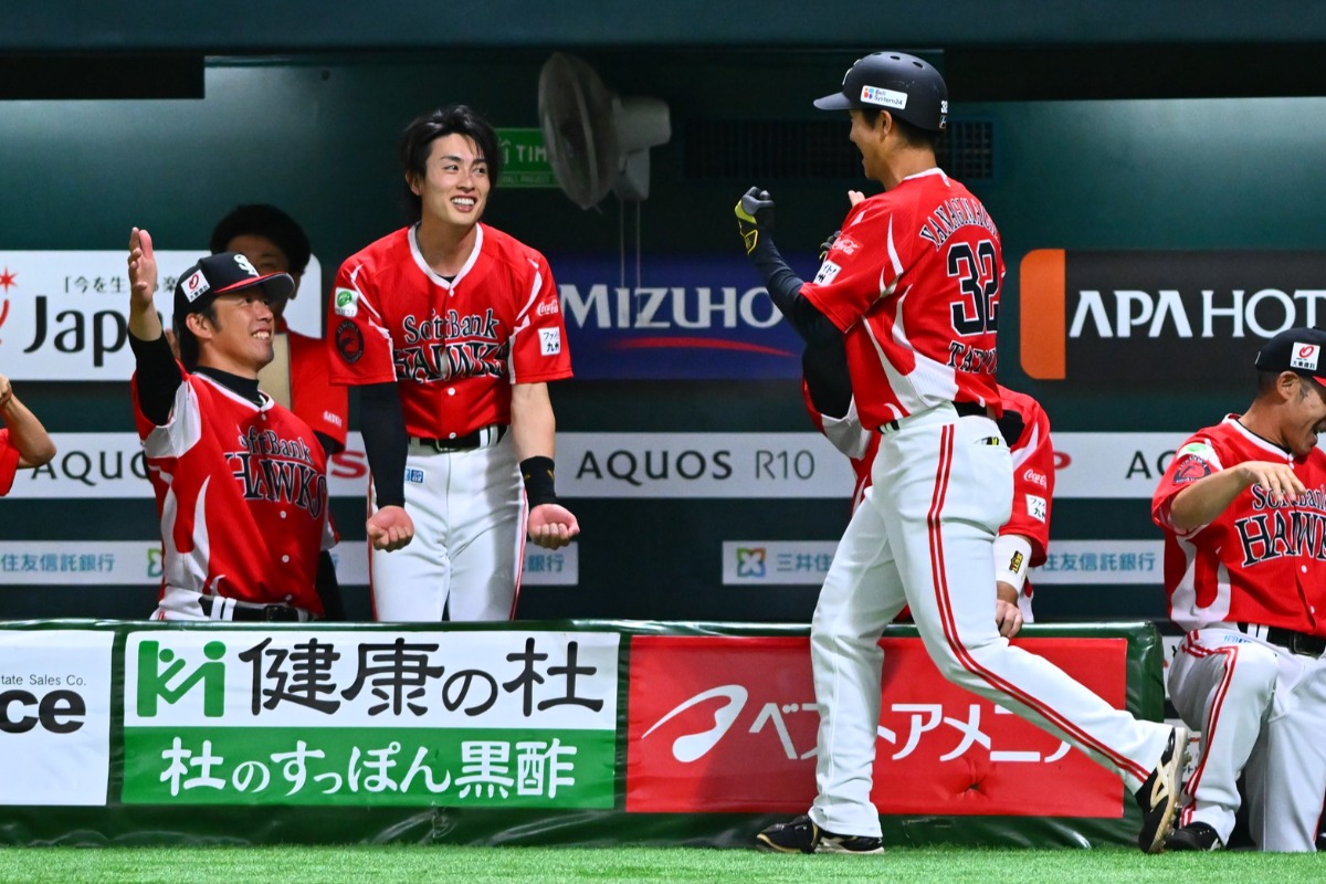 柳町達をベンチで出迎えた周東佑京【写真：古川剛伊】