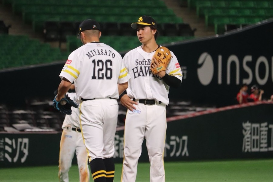 宮里優吾に声をかける廣瀬隆太【写真：飯田航平】