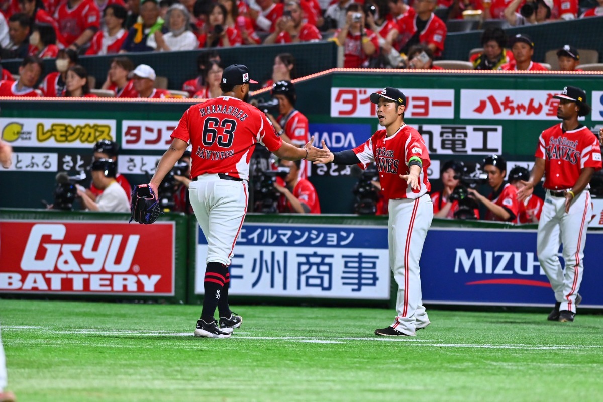 近藤健介とハイタッチするダーウィンゾン・ヘルナンデス【写真：古川剛伊】