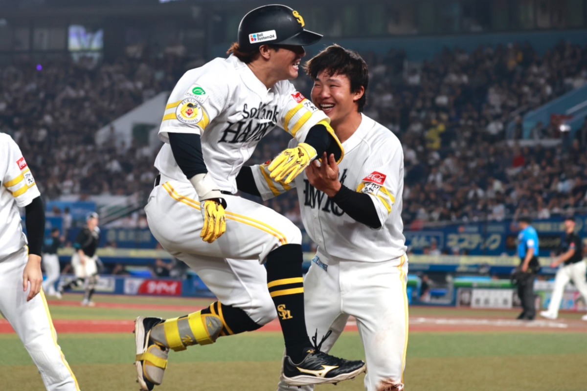 逆転適時打を放ち喜ぶ佐藤直樹（左）と井上朋也【写真：小池義弘】