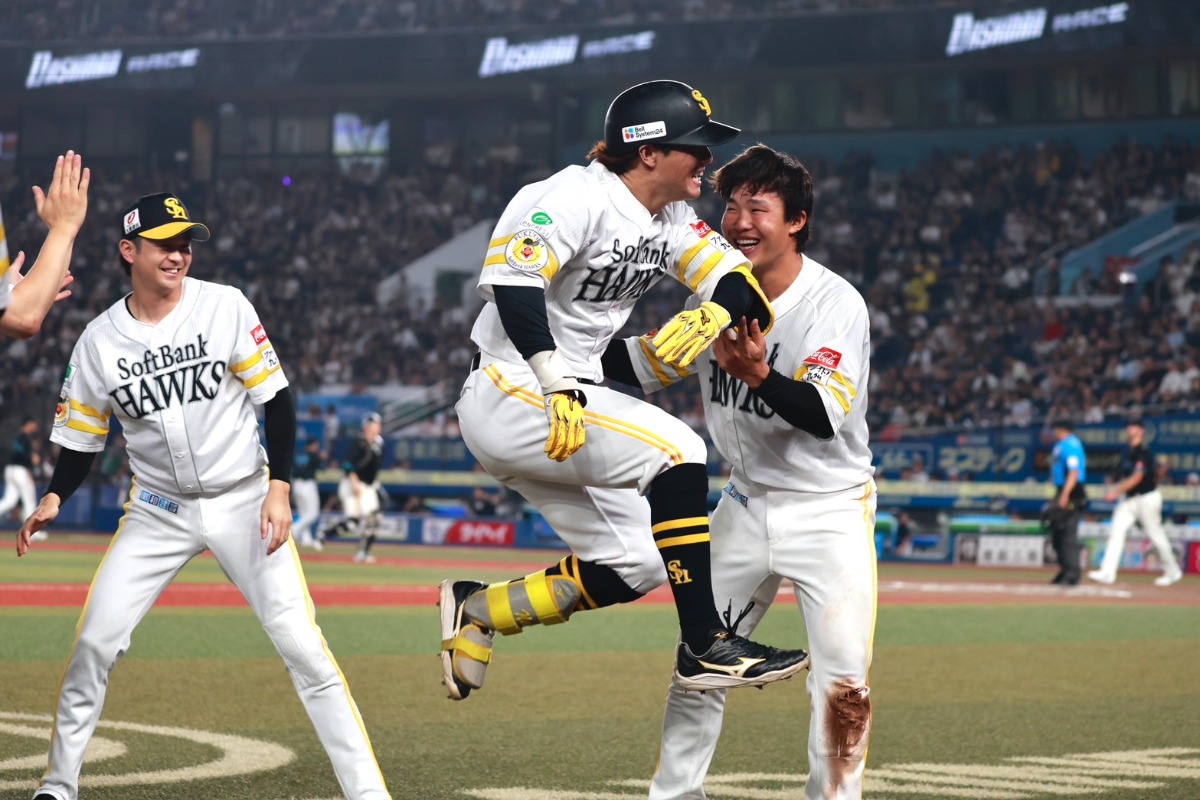 逆転適時打を放ち喜ぶ佐藤直樹（左）と井上朋也【写真：小池義弘】