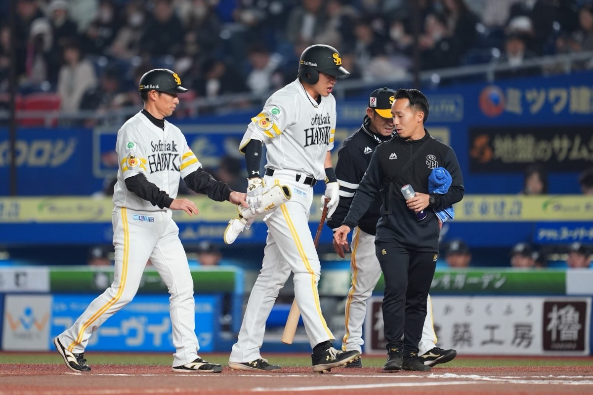 ロッテ戦で自打球を受けてベンチへと引き上げる柳田悠岐【写真：イワモトアキト】