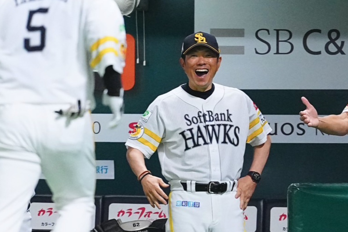 本塁打を放った山川穂高を笑顔で迎える小久保裕紀監督【写真：荒川祐史】