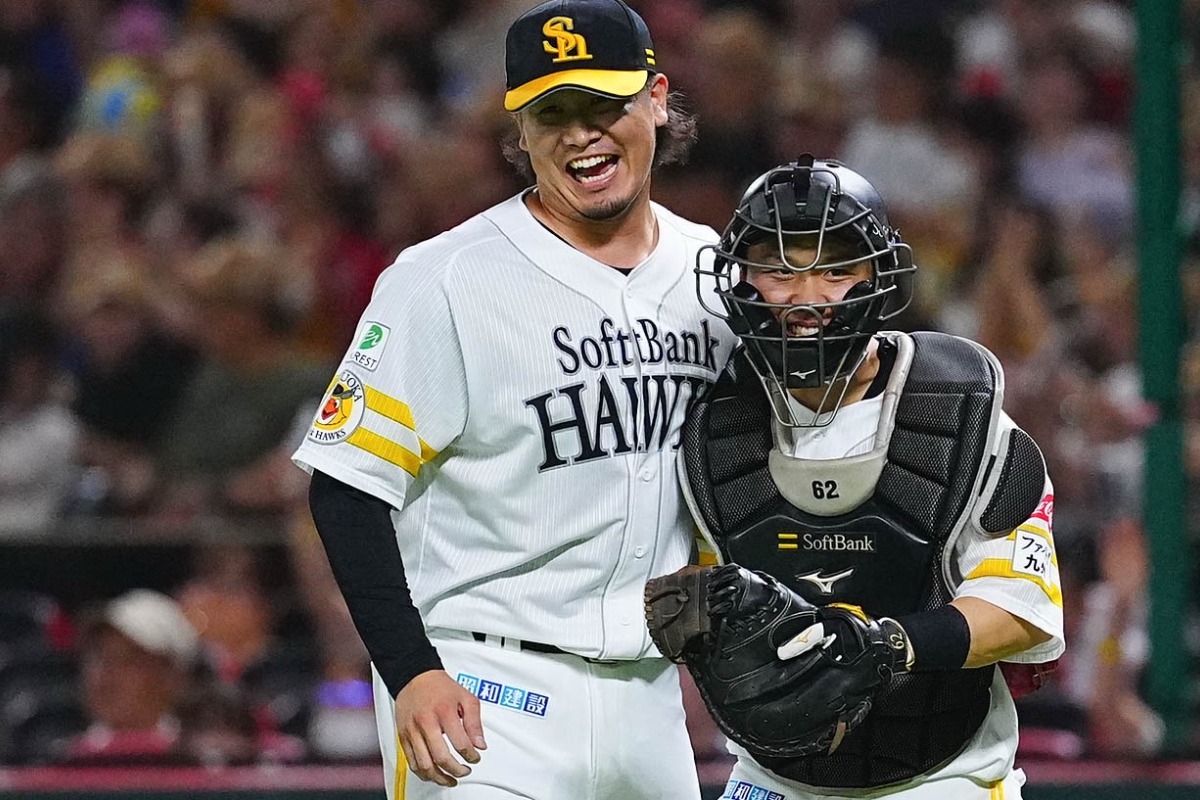 最終回を締め勝利を分かち合う杉山一樹（左）と海野隆司【写真：荒川祐史】