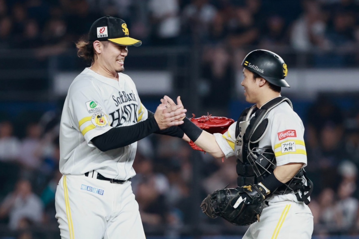 ハイタッチする杉山一樹（左）と海野隆司【写真：古川剛伊】