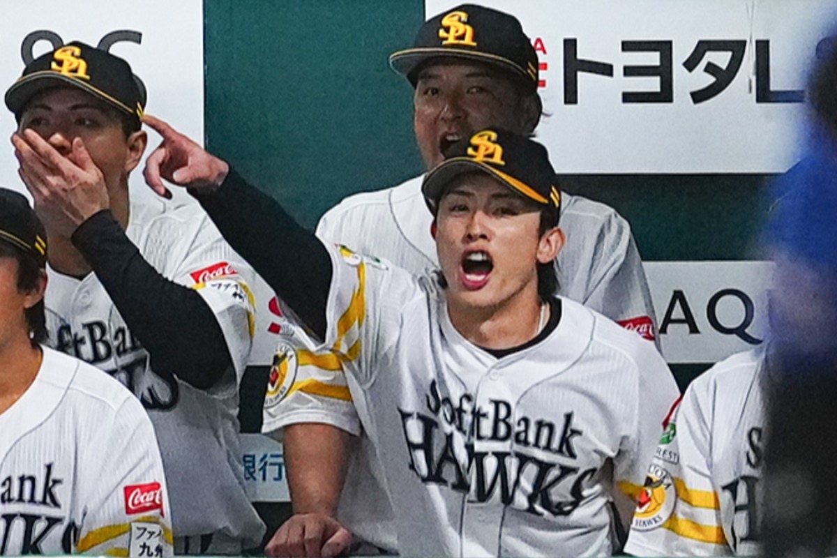 ベンチで声を出す周東佑京【写真：荒川祐史】