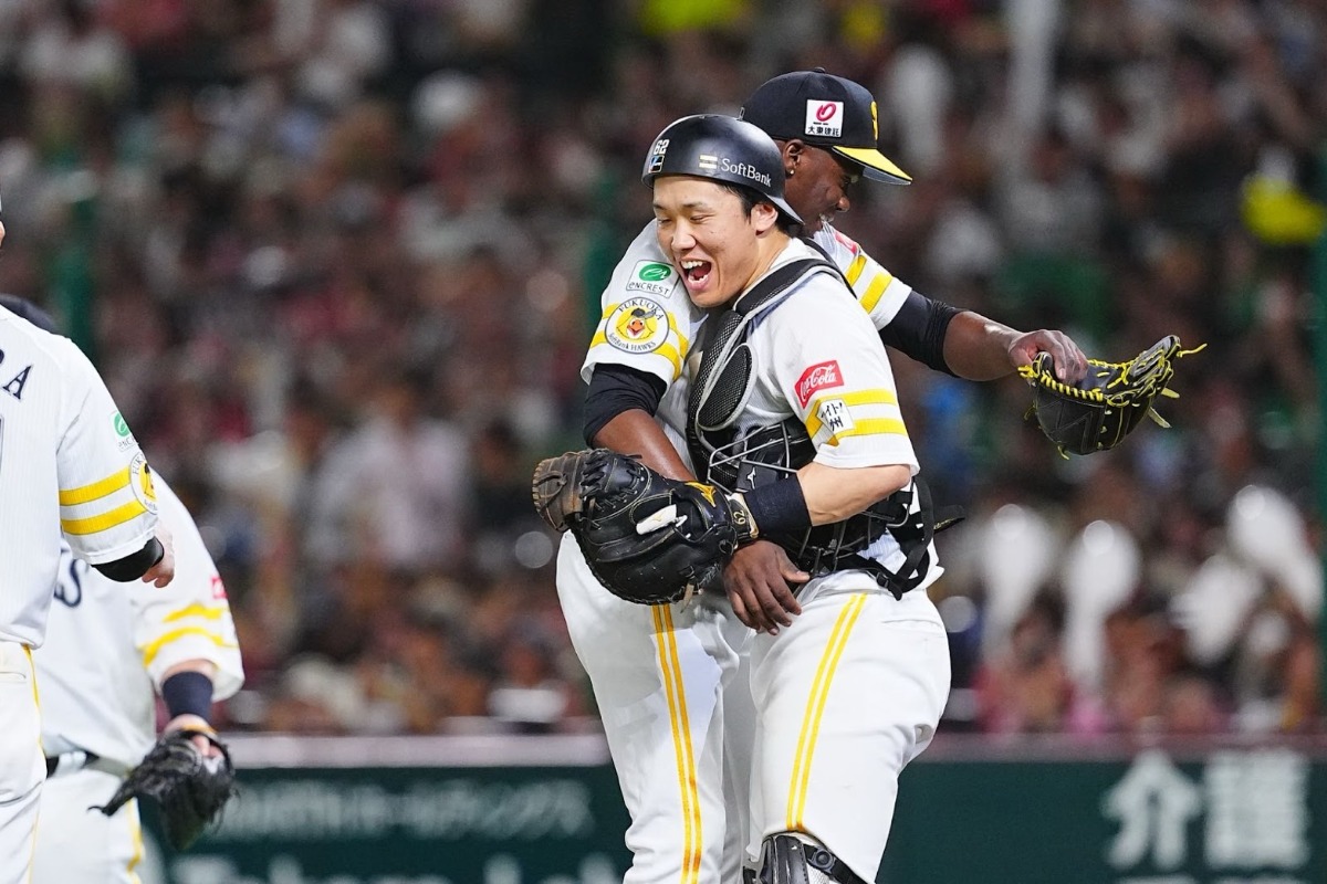完封勝利で抱き合うリバン・モイネロと海野隆司【写真：荒川祐史】