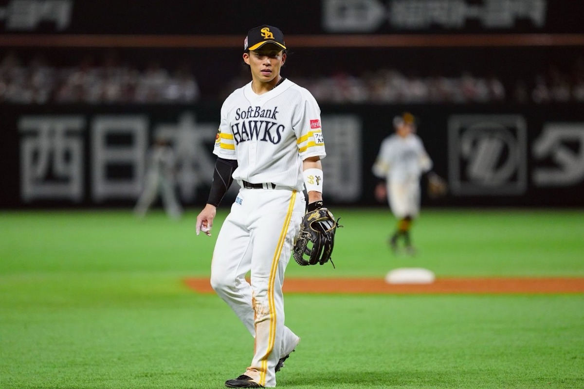 グラウンド状況を確認する野村勇【写真：荒川祐史】